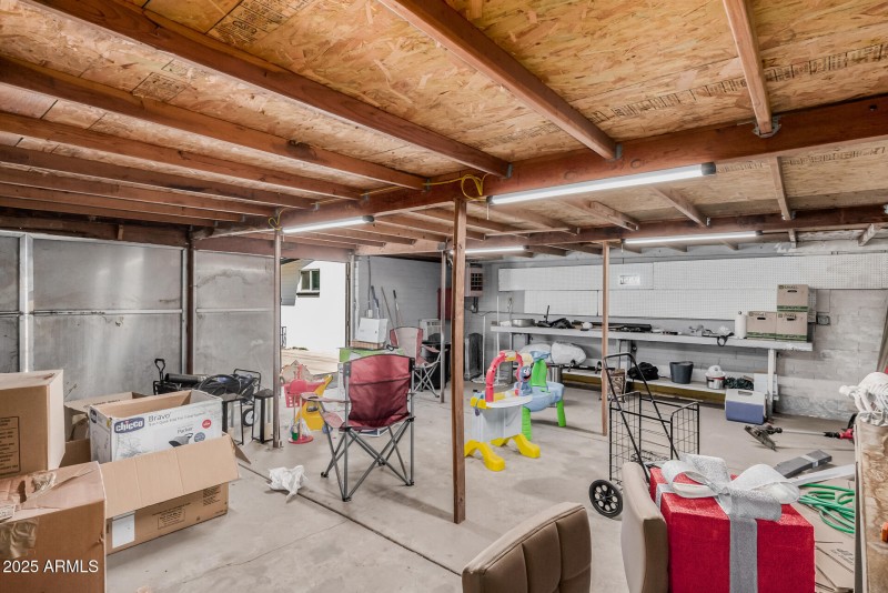 HUGE 550 sq/ft workshop w/ heat & AC