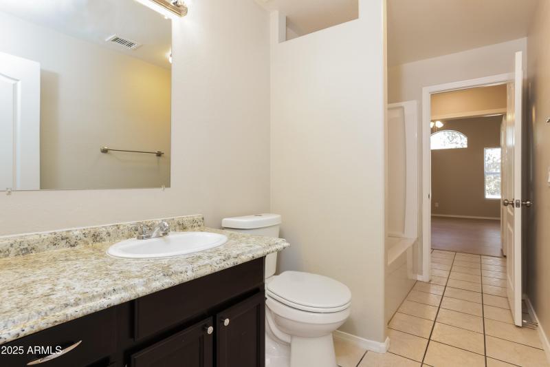 028-photo-bathroom-12444938