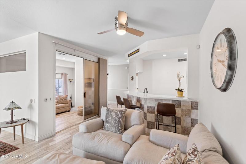 07-Living to Kitchen