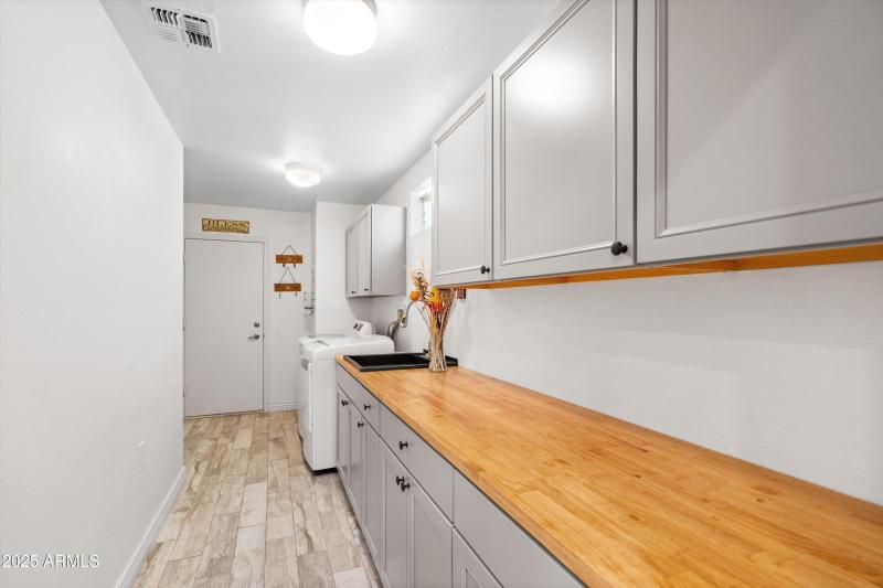 25-Large Laundry Room