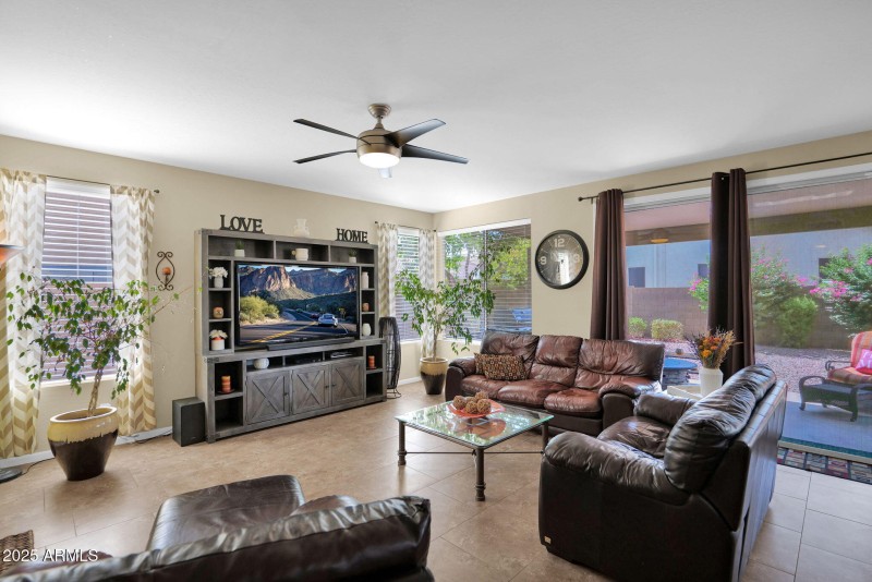 339 Horseshoe - 18Family Room