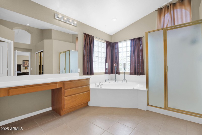 339 Horseshoe - 23Primay Bathroom