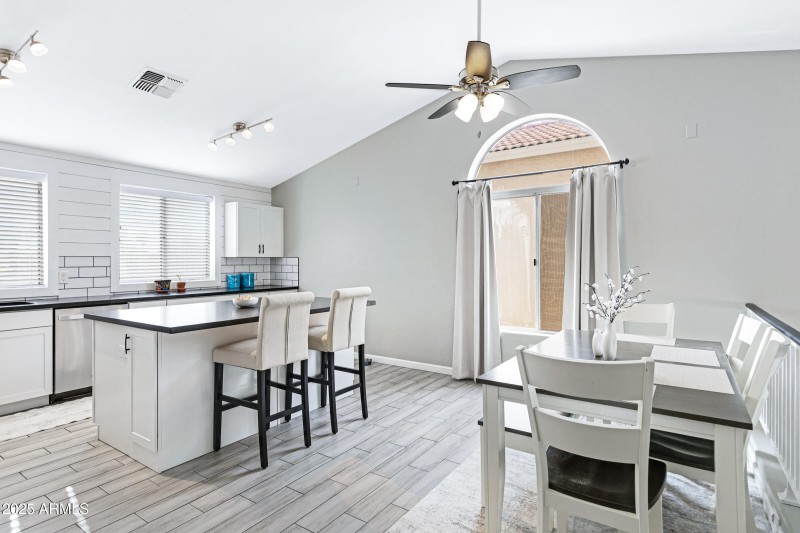 414 N Cobblestone St-8