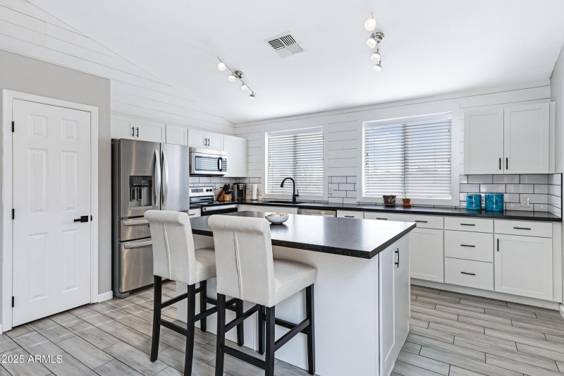 414 N Cobblestone St-9