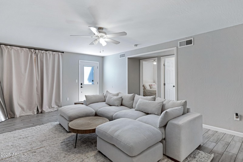 414 N Cobblestone St-22