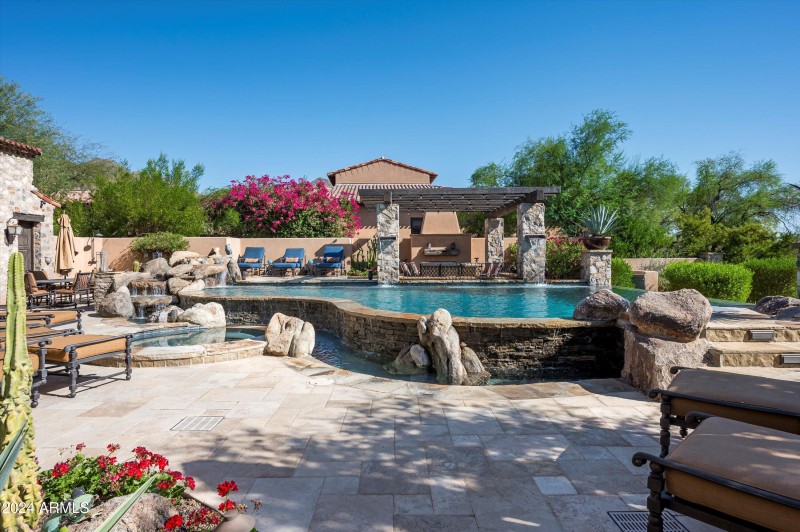 Sitting area by Negative edge Pool