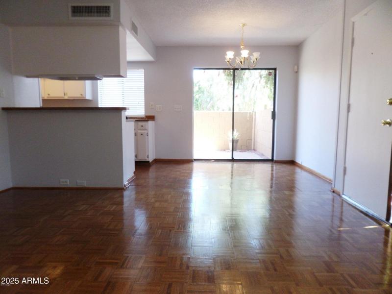 BRIGHT OPEN FLOORPLAN DINING