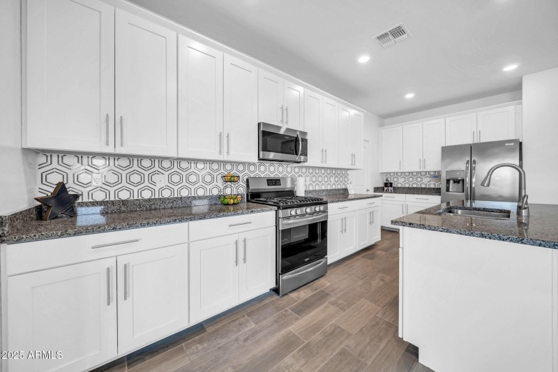 20487 W Minnezona Ave-12