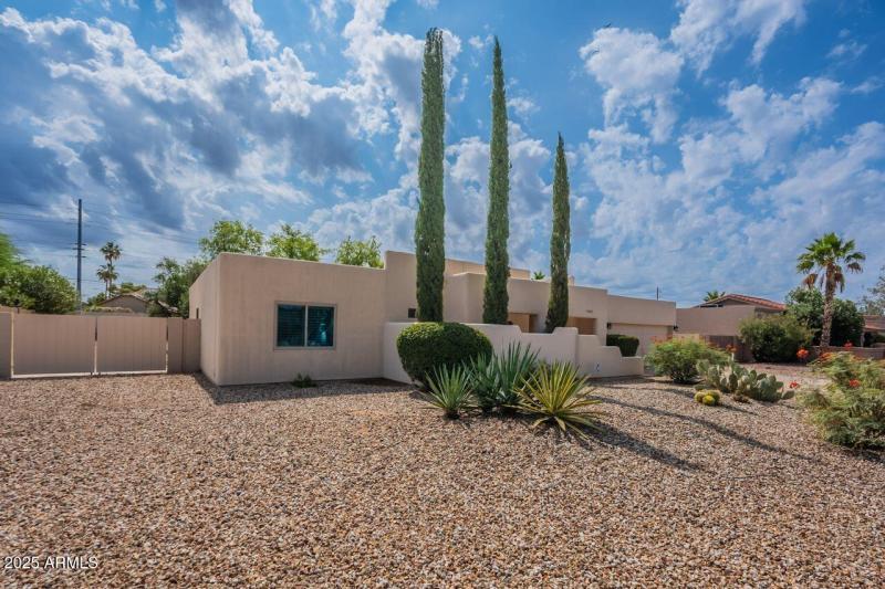 Large side yard w/ RV Gate