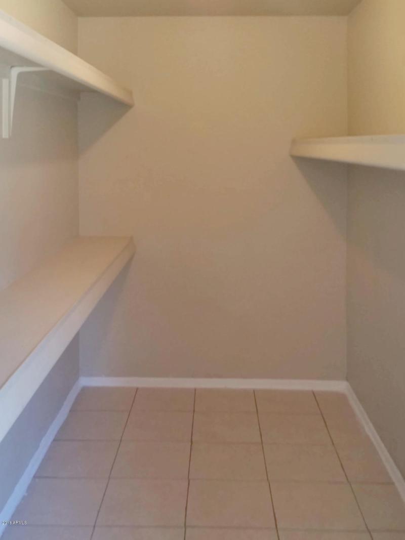 MASTER WALK-IN CLOSET