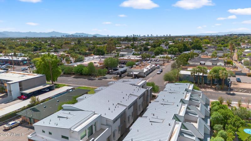 Near la Grande Orange Restaurant