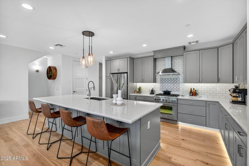 Chef’s Kitchen w/Lot of Workspace