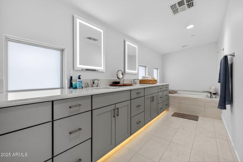 Primary Bath w/Extra Large Vanity