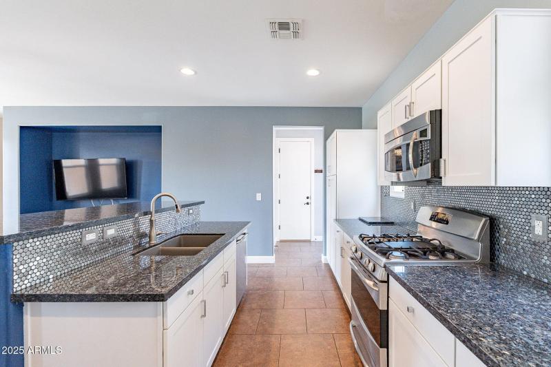 15-web-or-mls-Lakewood-15