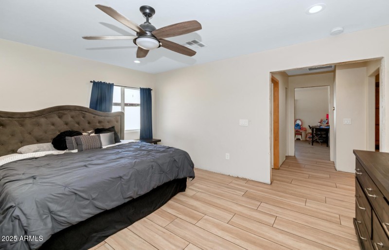 2303 W Marshall Ave-large-011-016-2303 W