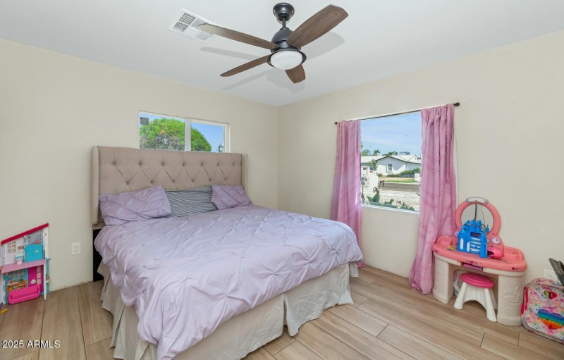 2303 W Marshall Ave-large-017-012-2303 W