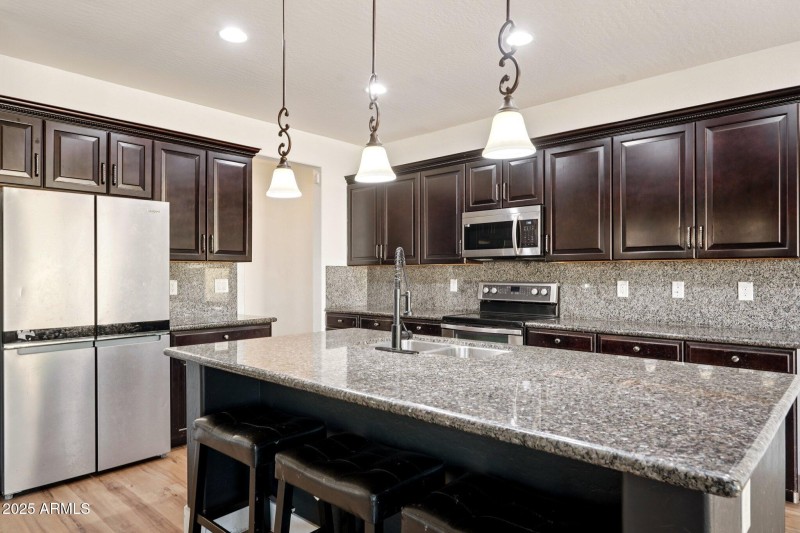 12-web-or-mls-S 105th Dr-S2108-012