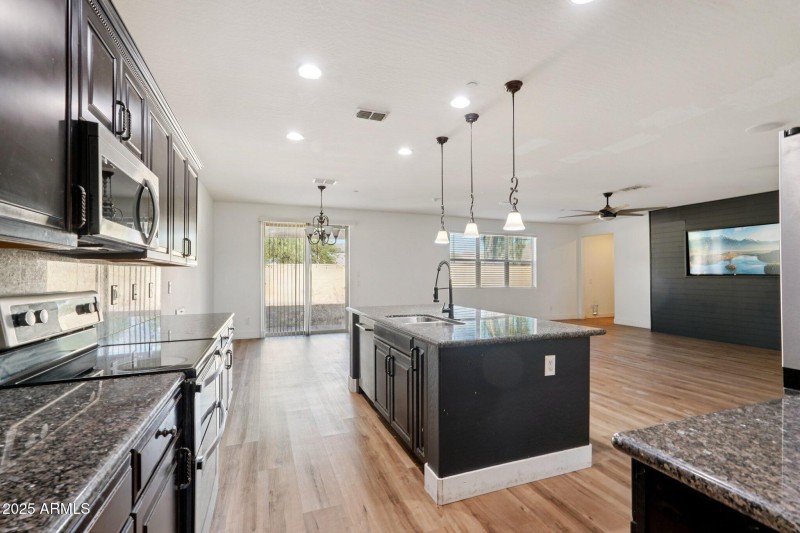 13-web-or-mls-S 105th Dr-S2108-013