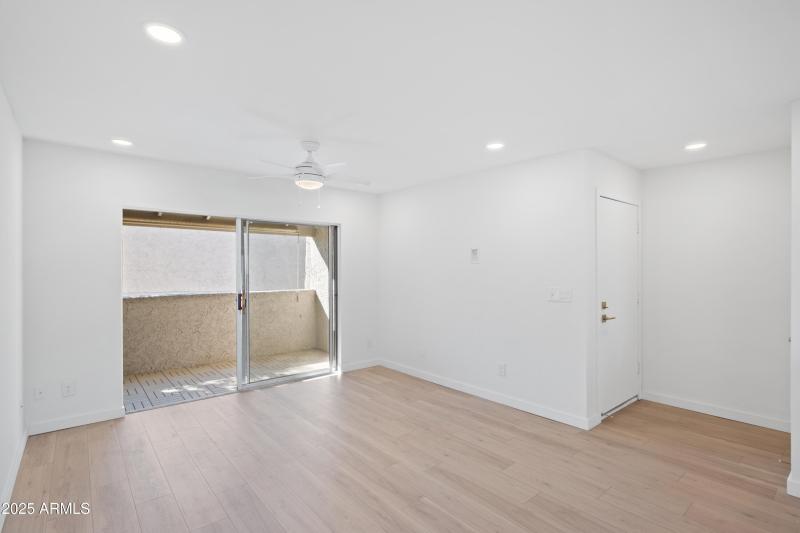 4444 E Paradise Village PKWY 02-Living R