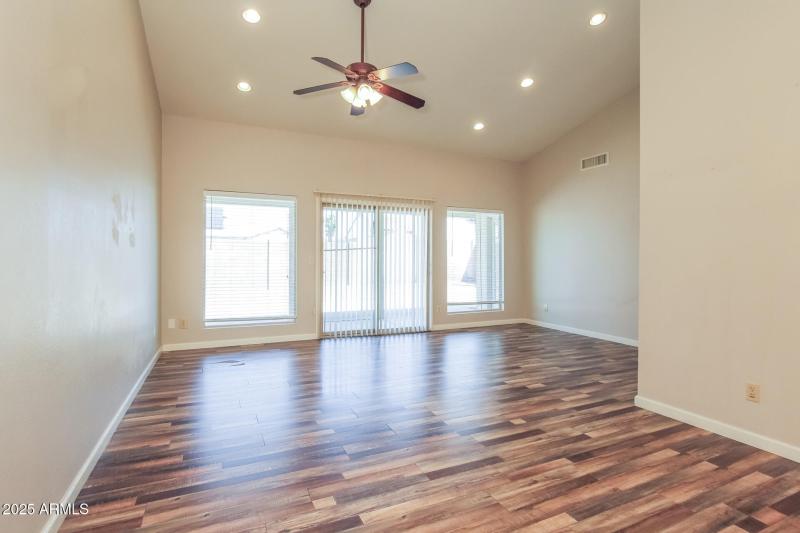 003-photo-living-room-14732357