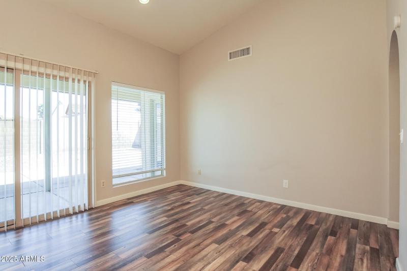 005-photo-living-room-14732359