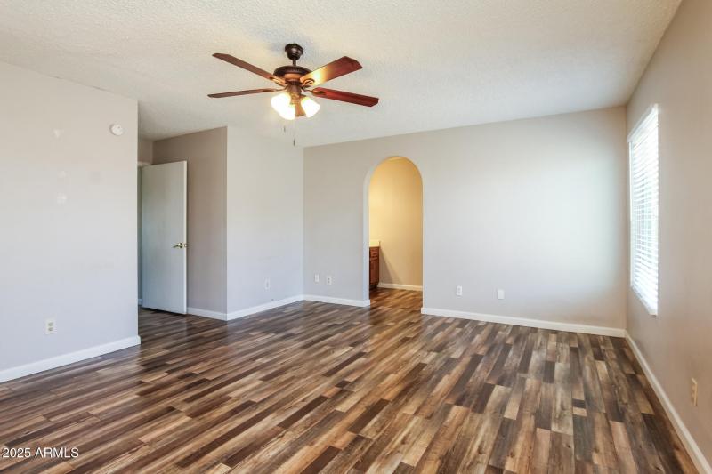 011-photo-main-bedroom-14732348