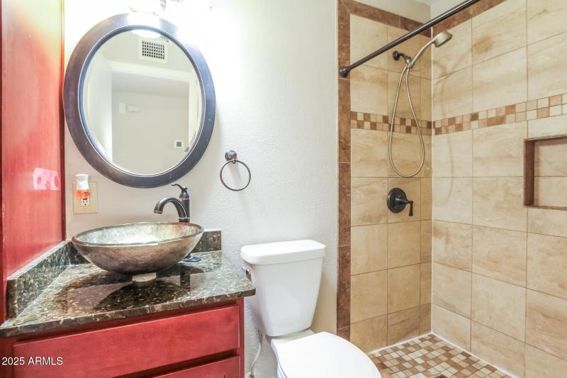 012-photo-main-bathroom-14732345