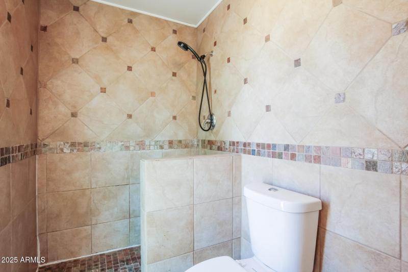 013-photo-main-bathroom-14732346