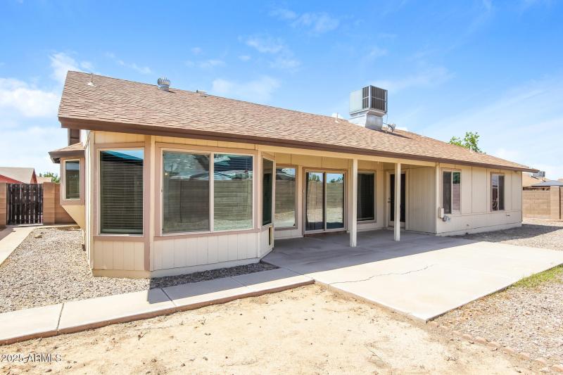 020-photo-rear-view-14732356