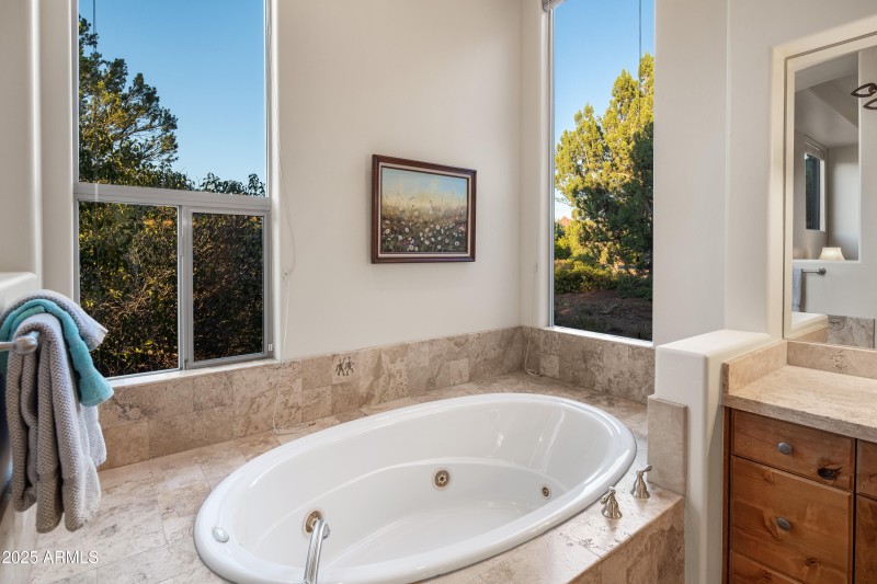 DEEP SOAKING WHIRLPOOL TUB