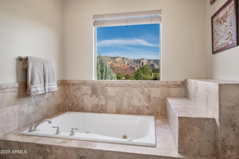 SOAKING TUB SECOND MASTER WITH RED ROCKS