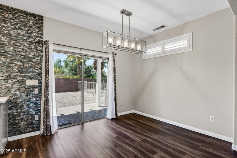 13_15735_W_Arrowhead_Dr12_mls