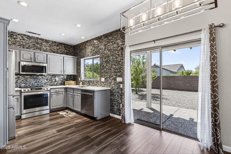 18_15735_W_Arrowhead_Dr17_mls