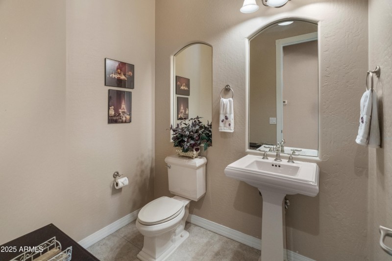 4110 W Oraibi Dr-7.jpg half bath front o