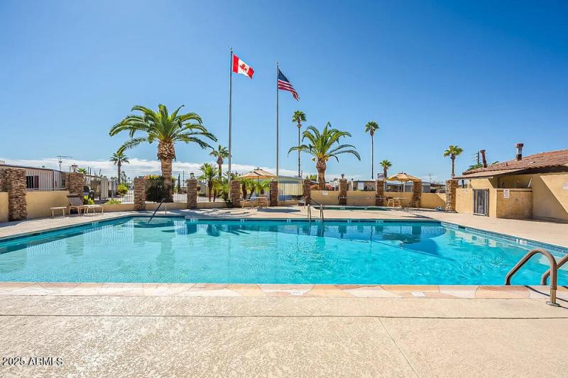 Pacific Manor Community Amenities - Pool