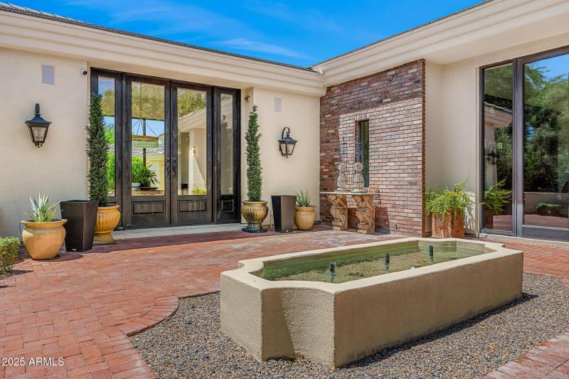 04main entrance courtyard2