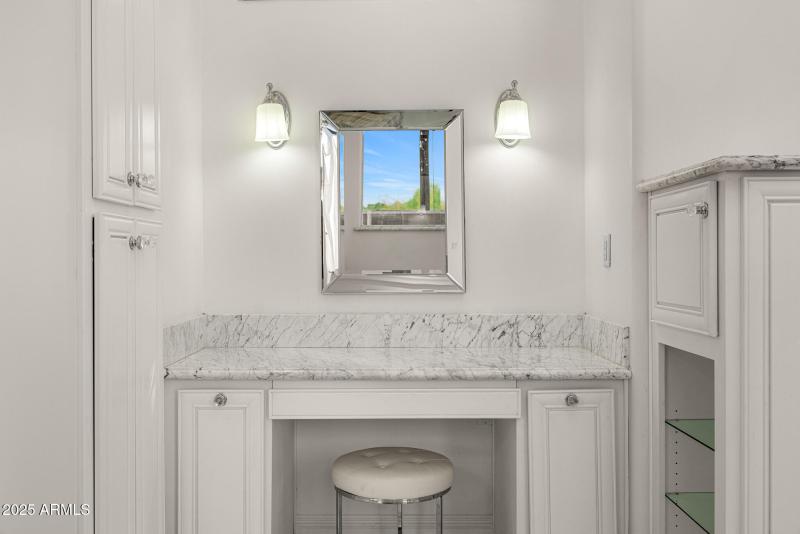 27primary bathroom_makeup vanity