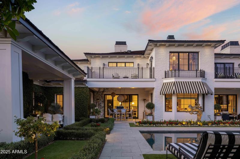 Ample Covered Patio Entertaining/Dining