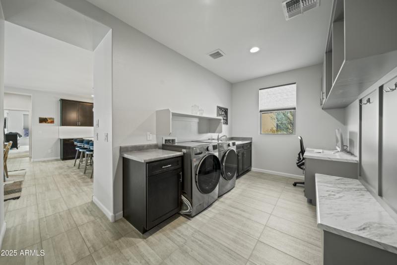 3399 Phantom St00027