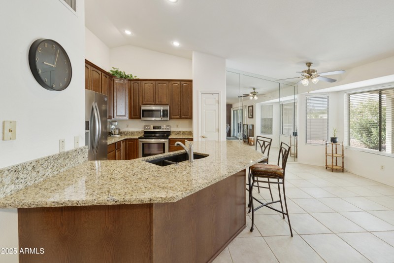 Kitchen with breakfast bar