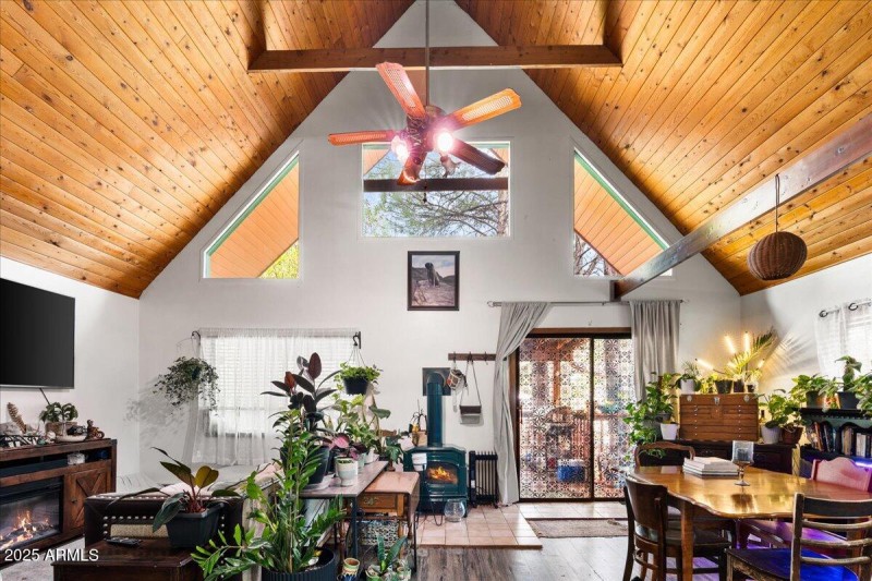 06-Living Room & Dining Area