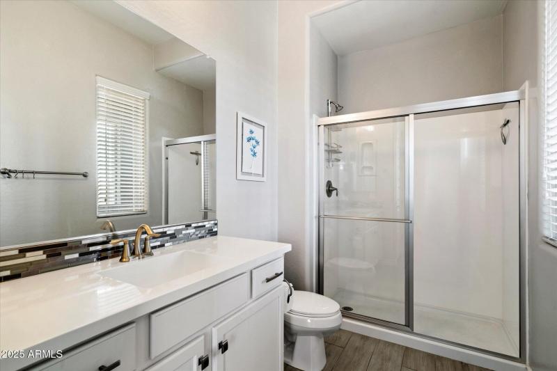 Upstairs ensuite bath