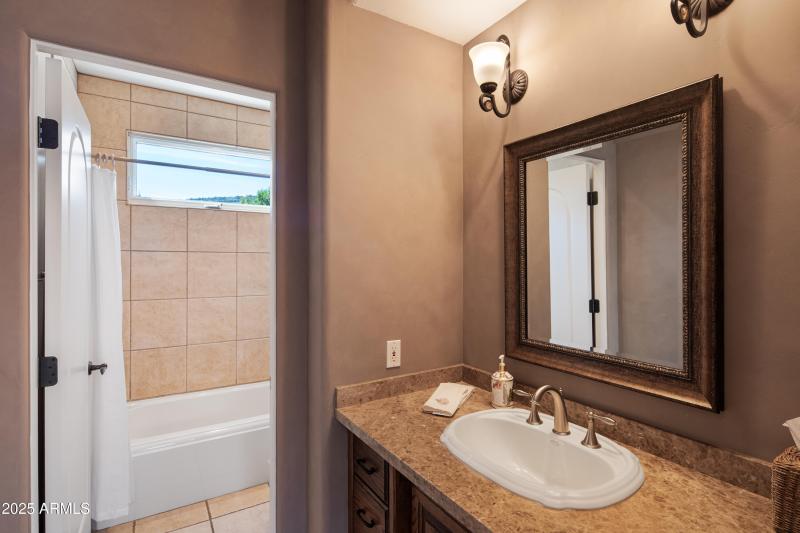 JL_90ViaDelViento-interiors-Bedrooms-03