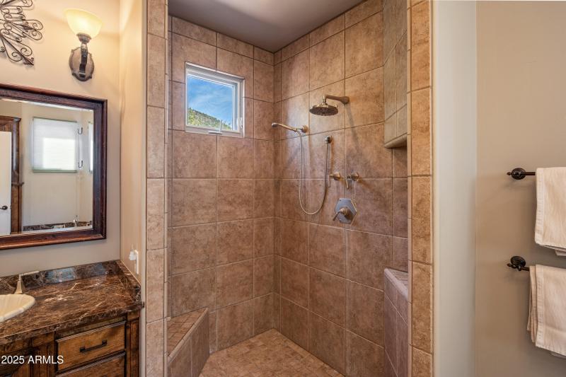 JL_90ViaDelViento-interiors-PrimarySuite