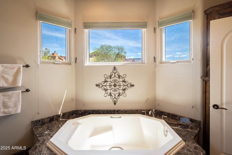 JL_90ViaDelViento-interiors-PrimarySuite