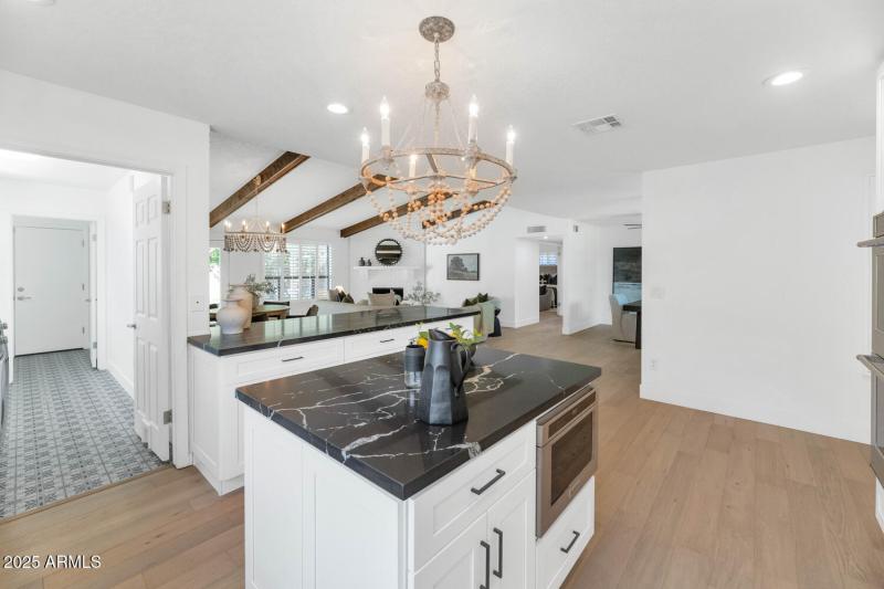 4642 N 31st St-large-017-012-TOD6201-150