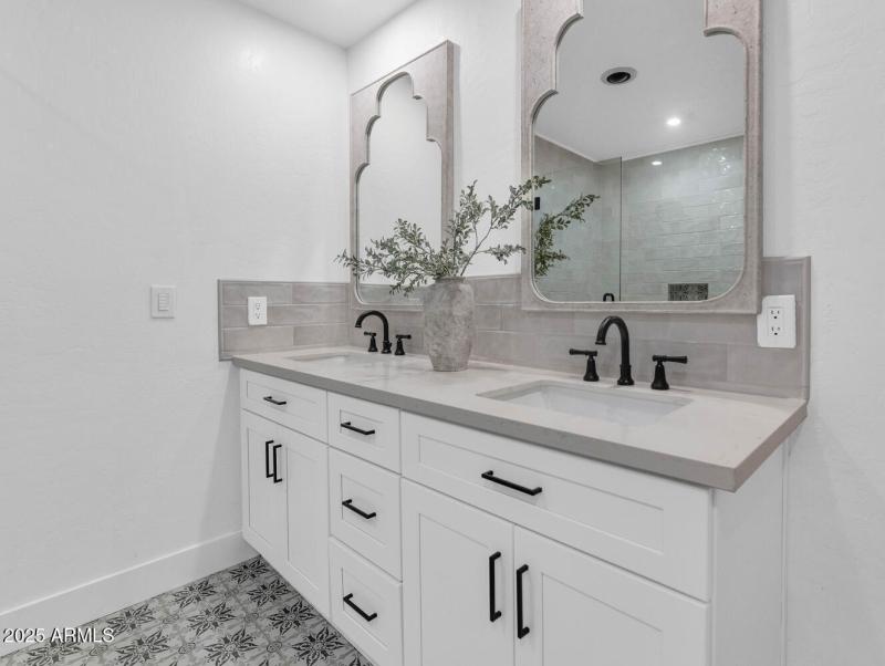 4642 N 31st St-large-023-010-TOD6219-132