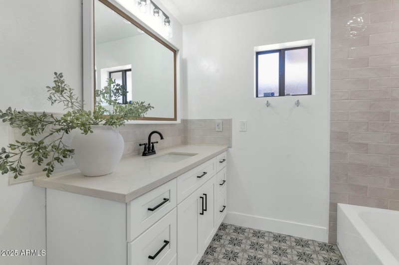 4642 N 31st St-large-028-031-TOD6234-150