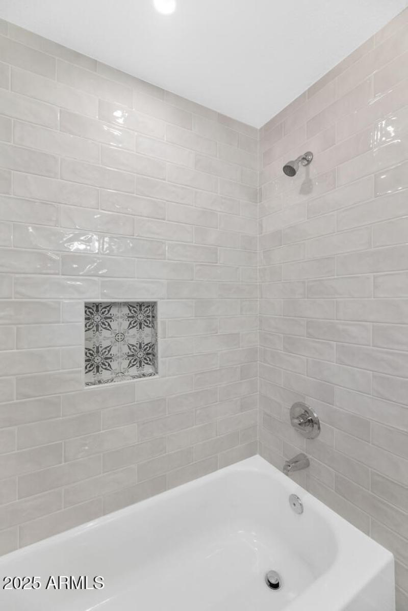 4642 N 31st St-large-029-009-TOD6235-667