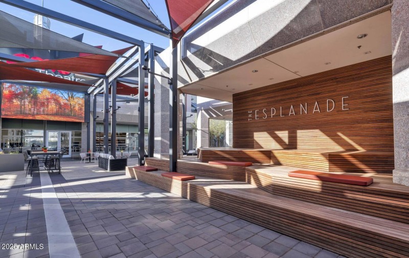 4642 N 31st St-large-043-044-TOD7911-150